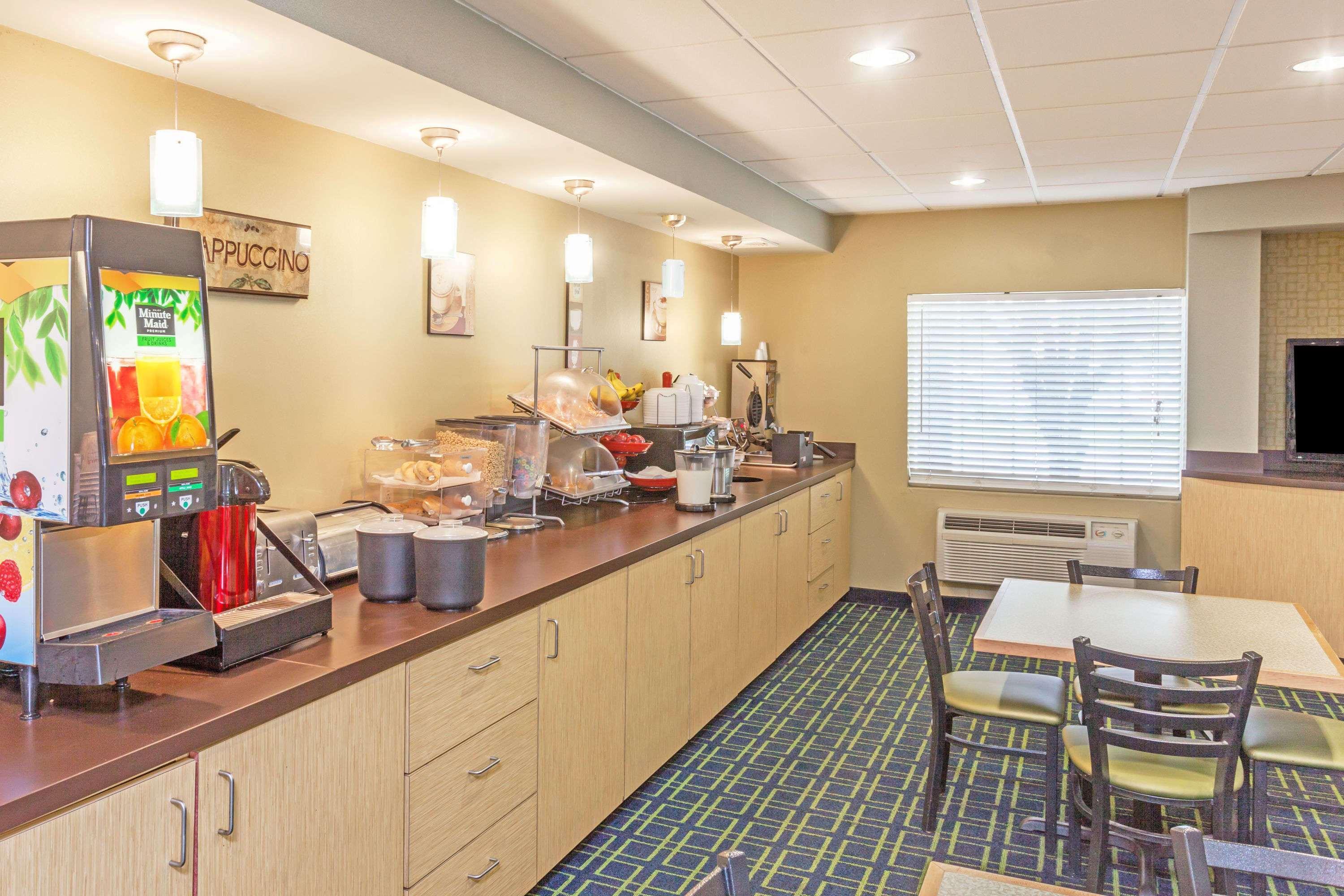 Comfort Inn & Suites Louisville Airport Fair & Expo Extérieur photo